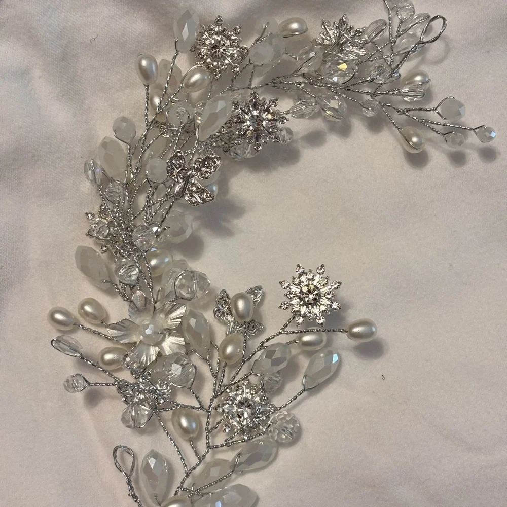 Source Unknown Elegant Silver and White Floral Hairpiece